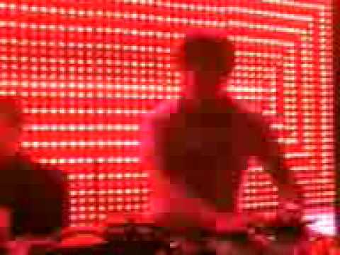 DJ JUNIOR LOPEZ AGITANDO EN LA EPICA