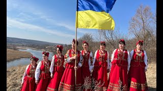 Kadr z teledysku Зібрались бабоньки в неділю на зорі (Vony tebe i v bunkeri znaydutʹ) tekst piosenki Ukrainian Folk