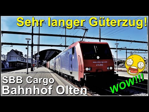 Ein ganz langer SBB Güterzug muss beim Bahnhof Olten kurz  anhalten
