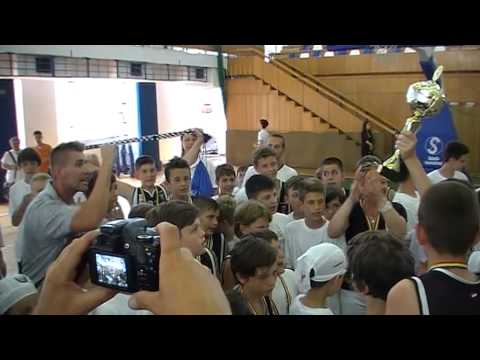 Imnul Universitatii, cantat de Campioni!