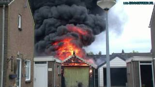 preview picture of video 'Geesbrug - Asbest vrijgekomen bij garagebrand.'