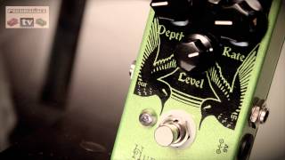 Video thumbnail for EarthQuaker Devices - Hummingbird - Pedalmaniacs by Pedalmaniacs
