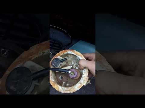 Замена топливного насоса Ауди А6 C4 2.6 бензин fuel pump replacement Audi A6 2.6 i 1996 year