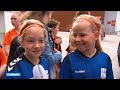 Op handtekeningenjacht bij de Oranjevrouwen: 'Miedema is de beste spits ooit!' - RTL NIEUWS