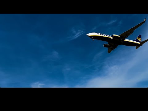 Przelot samolotu nad autostradą A4 Kraków Balice Port lotniczy #krakow #balice #autostrada #samolot