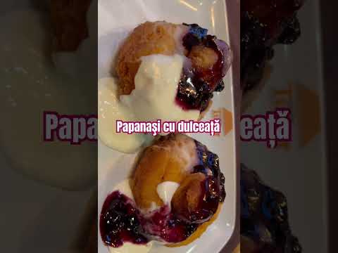 Papanasi cu dulceata de afine.