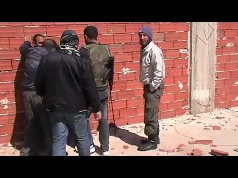 تمركز عناصر كتيبة أحرار العشارنة على إحدى النقاط التي تطل على قرية الفوعة الموالية للنظام في ريف حماة