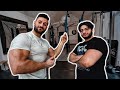 44er Arme mit 19 ohne Training im Gym? (Mein kleiner Bruder ist ZURÜCK!)