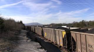 preview picture of video 'CSX 3161 leads CSX N255 at Coffey's Cliff'