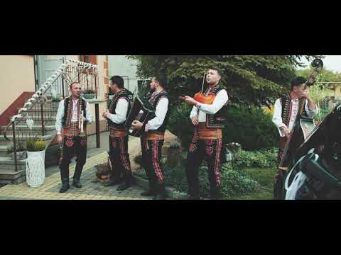 Kozaky Biała sukienka złoty pas