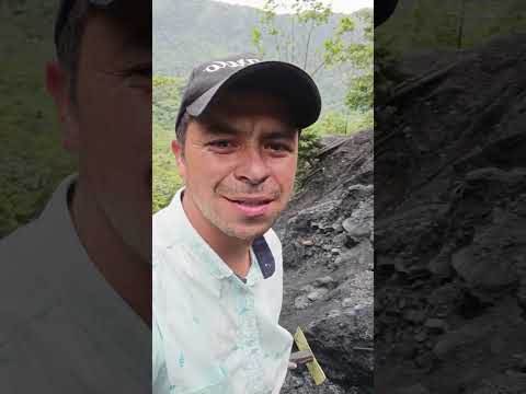 trabajando para enguacarnos con las preciosas esmeraldas en muzo Boyacá #esmeraldas #minas #muzo