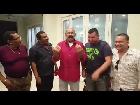 Oscar D'León compartiendo con parte de la Orquesta Los Blanco