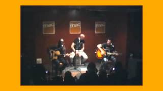 Barricada tocan "Aguardiente" en  Fnac Valencia