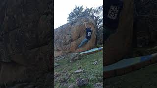 Video thumbnail of Boulder de la Pradera, 6A. La Pedriza