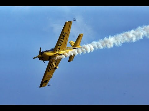 Pokaz akrobacji. Uwe Zimmermann (Extra200). Lotnisko Aeroklubu Włocławskiego w Kruszynie