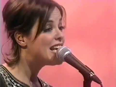 Isabelle Pierre & Les Tubes - Si tu m'aimes - Live @ MusiMax Lounge (2003)