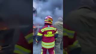 Seis buses consumidos por las llamas en Santa Catarina Pinula
