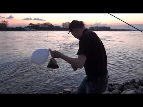 Welsmontage Ballon Steinmontage vom Ufer ohne Boot am großen Fluss