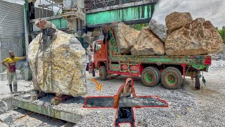 תהליך מדהים של פריקת אבן במפעל באמצעות משאית ענקית וייצור שיש