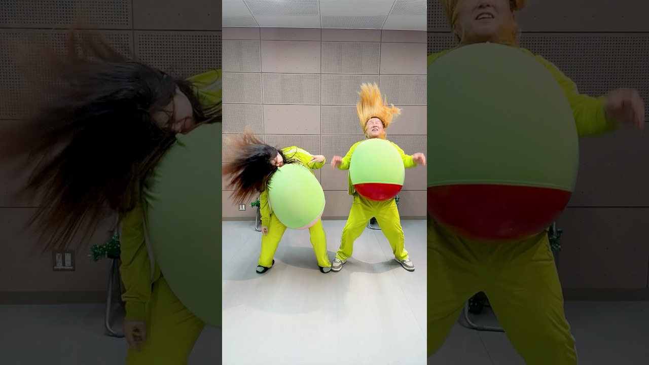 SWEET STEP SWEET STEDY 巨大風船服の中で膨らませて踊ってみた4 Balloon Popping Dance  #すいすて  #sweetstep #Shorts