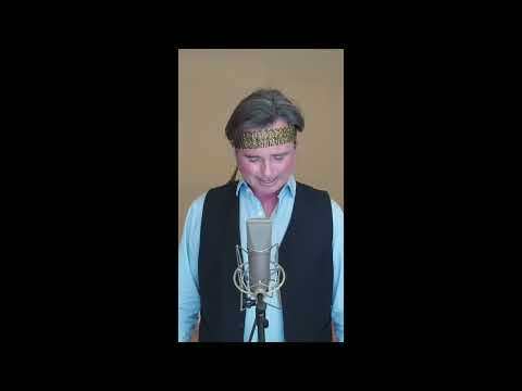 El actor Eduard Alejandre canta These Are the Days of Our Lives de Queen.