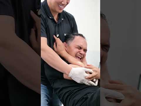 FROZEN SHOULDER THAT MAKES YOU EMOTIONAL😭 #frozenshoulder #masterjoebonesetting #bonesetting