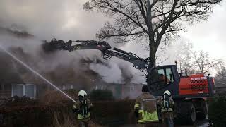 Grote brand verwoest rietgedekte woning aan Oude Rijksweg