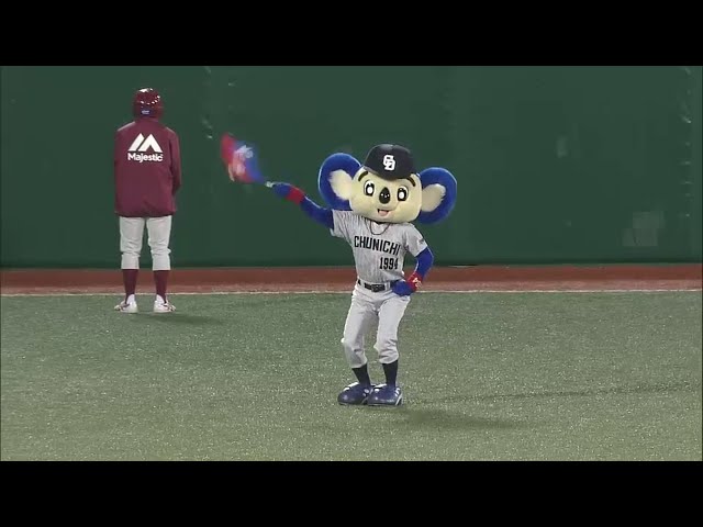 全力応援!! ドアラが球団旗を懸命に振って盛り上げます!! 2014/5/23 E-D