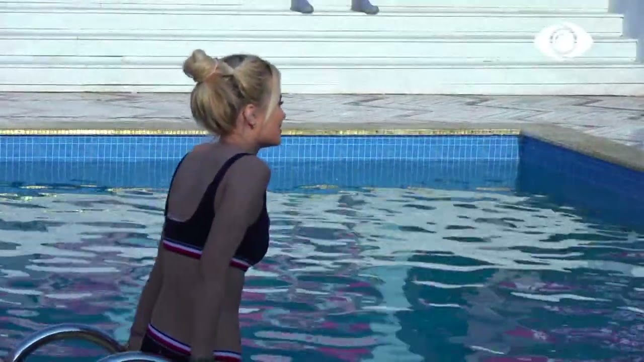 Dea hidhet në pishinë