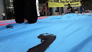 Greenpeace protesta en playa colombiana durante conferencia contra combustibles fósiles