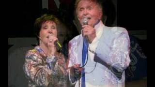Jan Howard and Bill Anderson Singing "Looking Back To See"