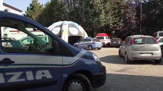 la-polizia-al-boschetto-tra-le-tende-del-folk