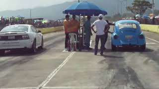 preview picture of video 'Piques en Acarigua 28-09-2014 VW vs Mustang'