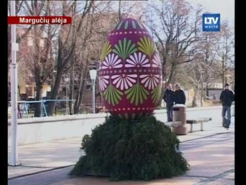 Palangos Basanavičiaus gatvę kaip ir pernai vėl papuošė didžiuliai margučiai