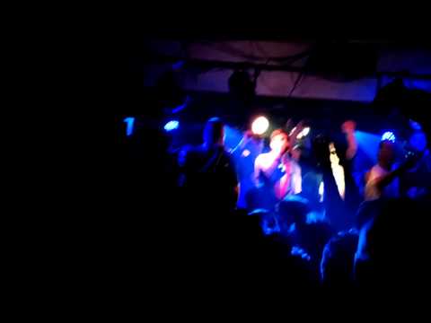 Trippy Paris & Maulin - Vyjebaná Rodina (Live @ Chapeau Rouge)