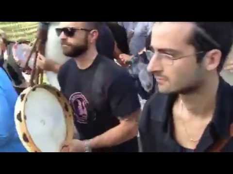 Duecento tamburi , organetti e zampogne suonano per Ernesto De Giuli , la sua ballarella