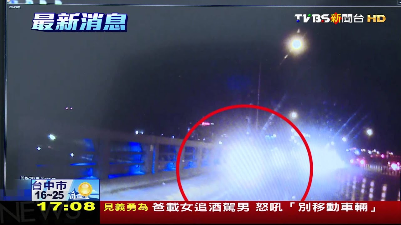疑變換車道!小黃失控撞車 衝分隔島翻車