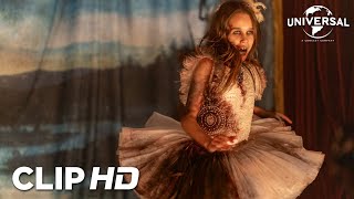 Clip - Abigail escapa de la jaula del ascensor