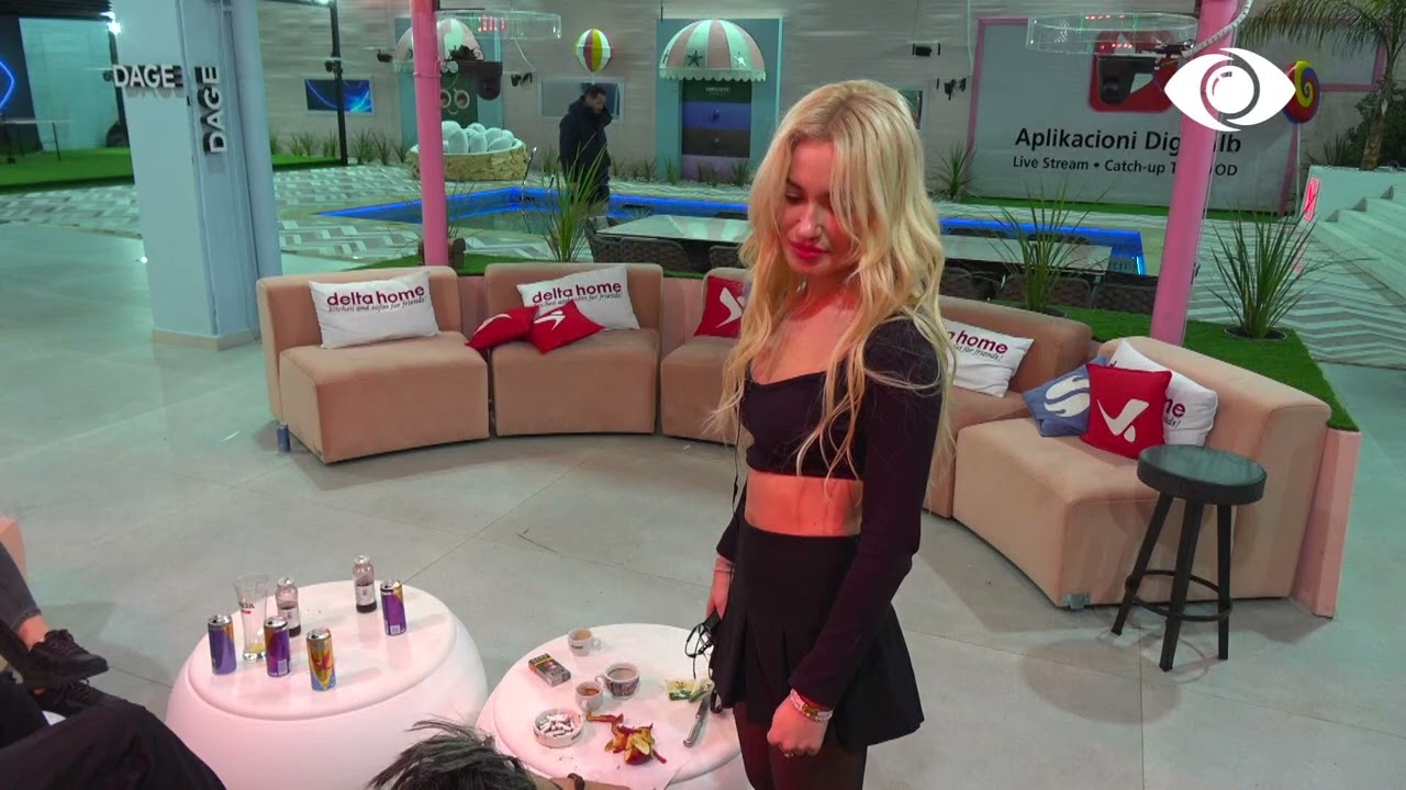 Amos-Deas: Më jep një puthje në faqe