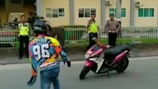 Download lagu #STORY WA COCOFU,,,,,, stending di depan bapak polisi mp3