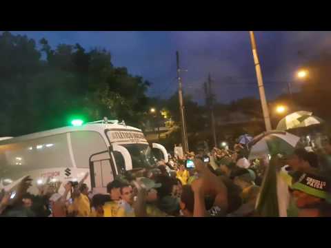 "Recibimiento al Nacional.  Final recopa suramericana 2017" Barra: Los del Sur • Club: Atlético Nacional