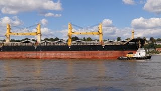 preview picture of video 'Hamburg, Germany: Waltershof, Bulk Carrier SABRINA VENTURE (189m) passing - 4K UHD Video Image'