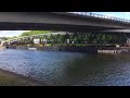 Schipper krijgt enorme fietsbrug niet onder brug door en keert om