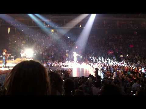 Taylor Swift and Screaming children- Kissin 102.1