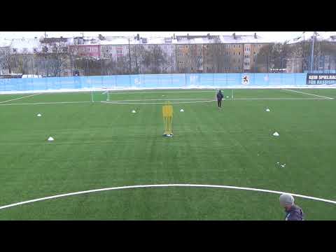 Erster Kontakt Ballan- und mitnahme flacher Bälle: 1 mit der Innenseite in die offene Stellg