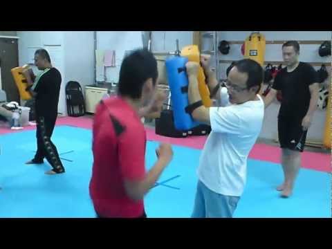 キックミットのアップダウン　白蓮会館総本部第二道場