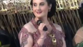 Download lagu Dagelan lucu Megan C.D William sinden USA Feat Gareng dan Ki Dalang Mulyono Purwo Wijoyo mp3