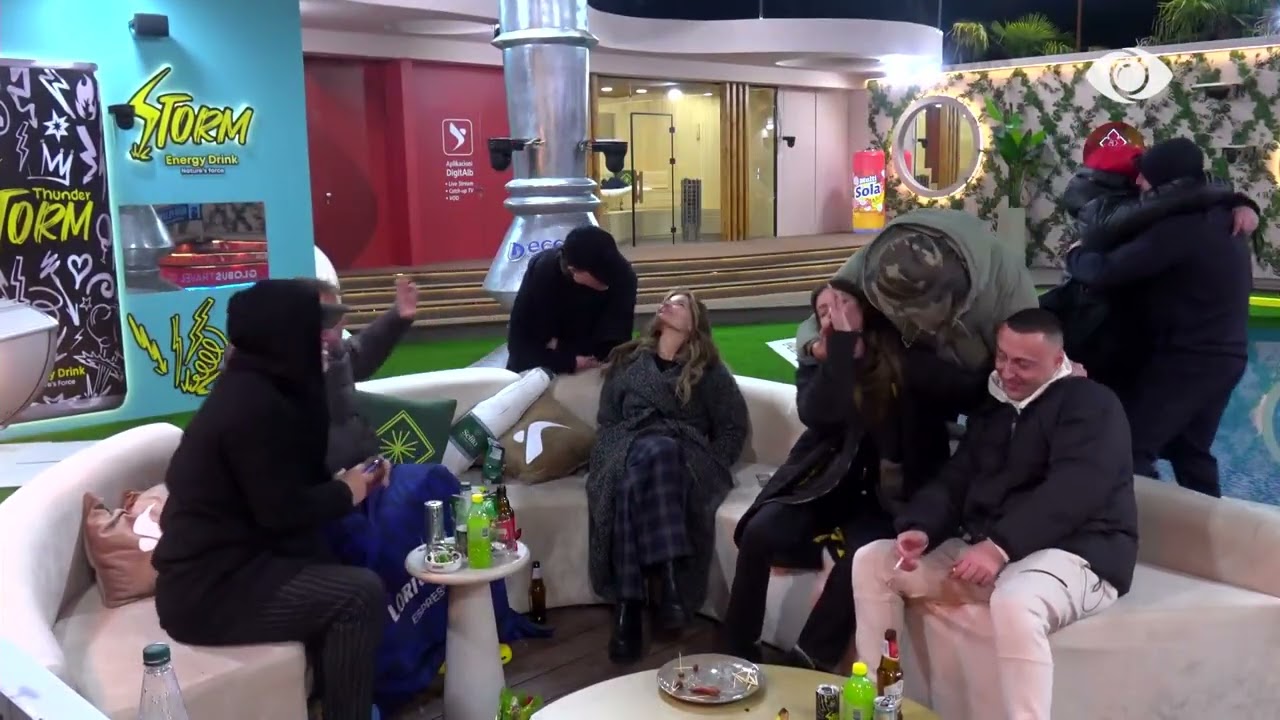 Vijon sfida 'Kiss Kiss' nga Vëllai i Madh, banorët puthen me njëri-tjetrin