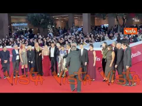 Il cast de ‘Giorni felici’ posa per i fotografi sul red carpet della Festa del Cinema di Roma