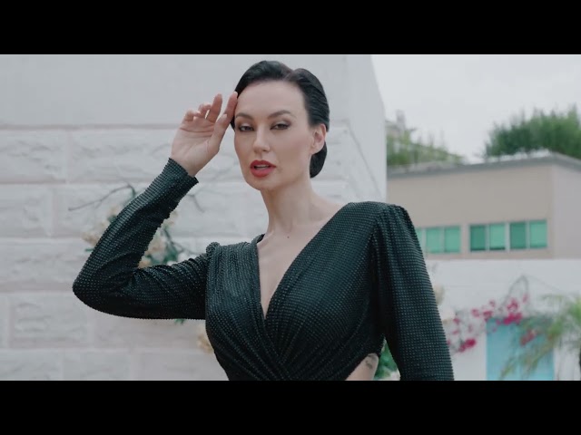 فستان شك كامل بالكريستال مفتوح من الأطراف و الظهر مع بروش